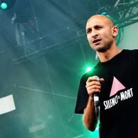 "Il ose chanter des textes engagés, quelle honte" : accusé d'agressions sexuelles, le leader de ce groupe de rock continue les concerts et scandalise