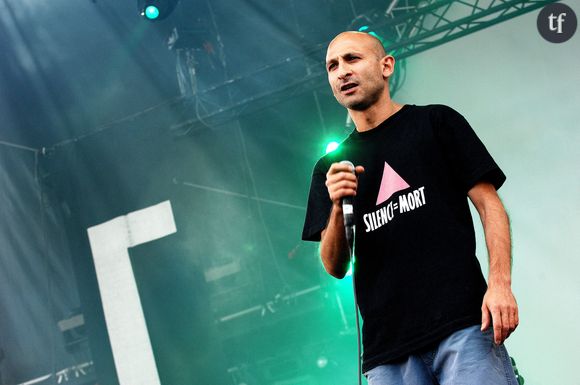 Dans une vidéo publiée sur son compte "Le Lobby Du Bon Sens", l'artiste Axel Savina revient sur les accusations d'agressions sexuelles visant Marc Gulbenkian, dit "Kemar", du groupe No One Is Innocent. 

Le chanteur a fait l'objet d'une plainte pour agression sexuelle par l’une de ses proches en mars 2019. Mildred Vouney accusait le chanteur de l’avoir agressée le 5 août 2017 dans un hôtel d’Alès (Gard), en marge du festival Les Rocktambules, où No One Is Innocent assurait la tête d’affiche. Alors que la plainte avait été classée le 2 novembre, l’avocate de la victime avait annoncé un recours. L'article de Médiapart du 2 décembre 2022 dévoilait un enregistrement versé au dossier, dans lequel Kemar dit avoir "déconné". L’ex-femme du chanteur interroge l’intéressé sur ces faits en lui lançant : "Tu l’as juste mise sous la douche à poil et tu l’as touchée". Marc Gulbenkian lui répond : "Ouais je sais, ouais je me sentais pas bien […]. J’ai déconné".