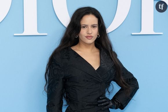 Entre les look très "nude" et un minimalisme beaucoup plus conventionnel : sur les photos de Vogue, on la voit ainsi porter sur ses épaules de grandes robes aux très longues traînes, comme une princesse des temps modernes, émancipée de son prince charmant. Mais également, des looks beaucoup plus sexy et glamour.