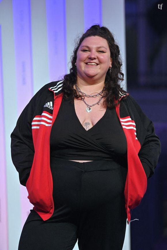 Néanmoins, alors que des aficionados y vont de leurs emojis hilares, d'autres trouvent ces images... Vulgaires, obscènes, indécentes, voire : de l'ordre de l'exhibition. Oui, une femme ose parler de ses seins et blaguer dessus. On précise au cas où qu'il s'agit d'une simple vanne. Et même pas d'une naked dress. Seulement voilà, une artiste qui assume son corps, c'est beaucoup pour certains.