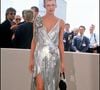 A savoir ? MILLA JOVOVICH ! Si Jovovich s'est discrètement éloignée des spotlights, hormis ceux de son époux et fidèle acolyte de cinéma Paul WS Anderson, nombreuses sont celles à lui rendre hommage. C'est le cas de Bella Hadid lors du festival de Cannes. Une édition 2025 marquée par l'apparition de la plus célèbre model au monde aux côtés d'EmRata...