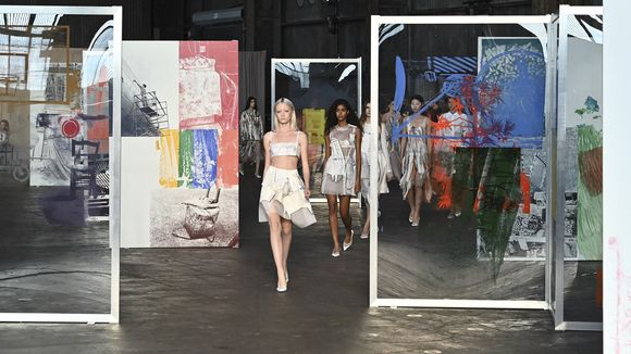 "C'est pas un homme ?" : la fille trans de Naomi Watts défile à la fashion-week et subit des insultes en ligne