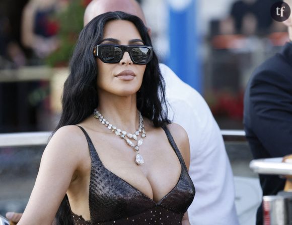 “On dirait une prostituée” : Kim Kardashian en soutien-gorge et porte-jarretelles au mariage de Jeff Bezos, elle se fait rhabiller par les trolls