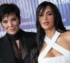 Vit-elle pour les caméras ou sont-ce plutôt les caméras qui vivent pour Kim K ? Toujours est-il que la toute nouvelle collab entre sa propre marque, SKIMS, et la prestigieuse griffe Roberto Cavalli, fait déjà grand bruit. Fruit de ce featuring, une ligne de maillots de bain forcément glamour, à l'image des courbes surnaturelles de l'influenceuse planétaire. Et surtout : de toutes nouvelles photos de la Kardashian en cheffe, plus sexy que jamais, dans un maillot hyper décolleté.