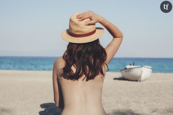 "Cet été, enlever son T-shirt en ville peut coûter cher en France". Cela, c'est ce qu'affirme non sans gravité Courrier International, l'espace d'une enquête accablante où s'entrecroisent les points de vue de divers médias anglophones.