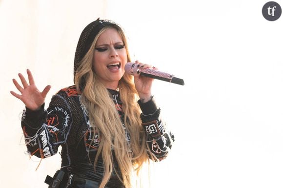 Mal à l'aise avec sa notoriété, la chanteuse se serait suicidée après le succès de son deuxième album. Sa maison de disques l'aurait alors remplacée par ce clone à temps plein parce qu'il fallait continuer de gagner de l'argent.