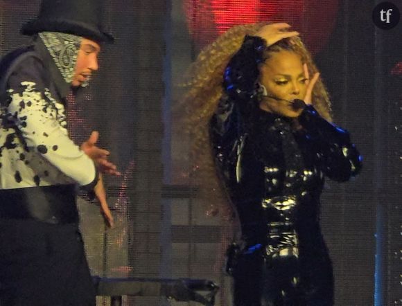 La pop star ne s’est pas exprimée quant à sa perte de poids. Et si certains l’expliquent tout simplement car elle enchaîne les concerts, une rumeur court sur la toile, selon laquelle Janet Jackson aurait eu recours à un régime drastique pour obtenir de tels résultats en si peu de temps. Plusieurs médias américains rapportent ainsi que, selon une source, l’artiste de 58 ans aurait perdu près de 18 kilos en seulement 3 mois en se nourrissant exclusivement de brocolis et d’eau.