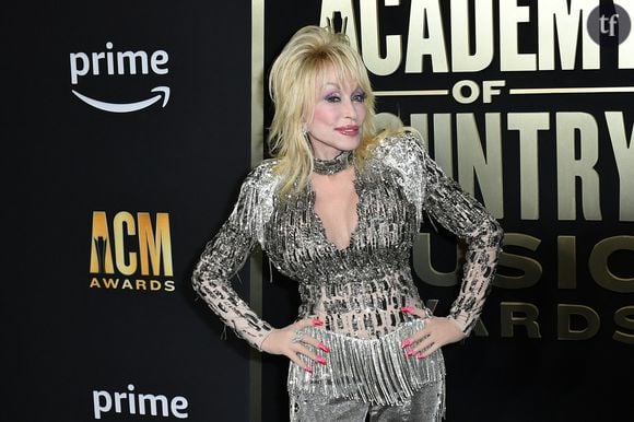 "Elle ne vieillit pas naturellement, elle est gonflée de partout !" : Dolly Parton revendique ses 79 ans "décomplexés" mais les internautes protestent