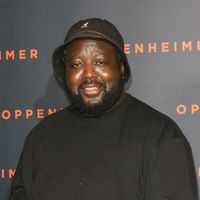 "Viol en réunion" : ces deux humoristes accusés, ils continuent de jouer sur scène car "les plaintes ne brisent jamais des carrières"