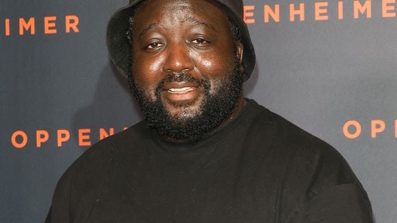 "Viol en réunion" : ces deux humoristes accusés, ils continuent de jouer sur scène car "les plaintes ne brisent jamais des carrières"