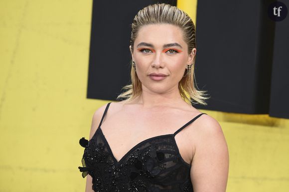 Notamment le haut, considéré comme trop mince, susceptible d'étouffer la poitrine de Florence Pugh. Les internautes en tout cas s'en offusquent : "Ca doit lui compresser la poitrine", "Ca doit être si inconfortable pour elle !", "Vire ton styliste ma chérie", "C'est beaucoup trop léger comme taille pour elle là", peut-on lire parmi les abondants commentaires des photos partagées ci contre.