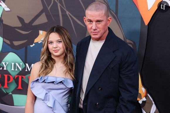 Channing Tatum pose avec sa fille

L'acteur de 45 ans a séduit le tapis rouge en arrivant avec sa fille de 12 ans Everly. La ressemblance entre Channing Tatum et sa fille a fait sensation. Everly Tatum est le fruit de la relation entre l'acteur et Jenna Dewan, longue de 12 ans. Le couple s'est rencontré sur le tournage du film Sexy Dance en 2006 et s'est séparé en 2018 après 9 années de mariage. Les deux acteurs ont annoncé leur séparation à travers une déclaration commune publiée sur les réseaux sociaux. "Nous avons choisi avec amour de nous séparer en tant que couple. Absolument rien n'a changé quant à notre amour l'un pour l'autre, mais l'amour est une belle aventure qui nous emmène sur des chemins différents pour l'instant." Le couple a expliqué qu’il n’y avait pas "d’événements salaces à l’origine de [cette] décision" et qu’ils préféraient rester "deux meilleurs amis".