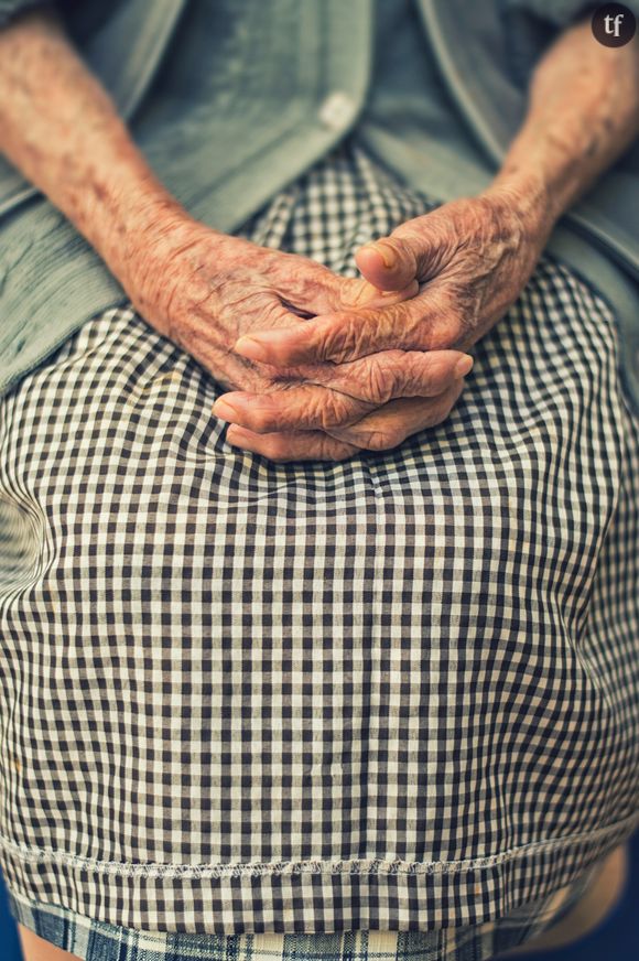 "Ces femmes passent la majeure partie de leurs journées seules, isolées des leurs. J'espérais qu'avec cette série photographique, je pourrais donner une expression visuelle symbolique de leurs souvenirs et de leurs histoires". La condition des femmes âgées en Sibérie ?