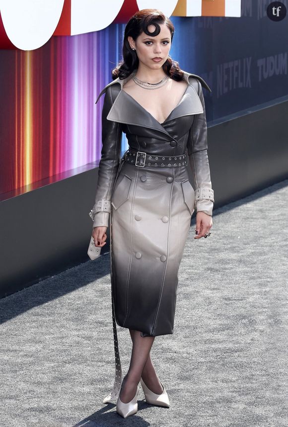 Jenna Ortega, omniprésente sur le plateau, jusqu'à imposer ses exigences ? Non, défend-t-elle aujourd'hui. L'actrice explique que ses propos, tout comme la réalité de son expérience durant le tournage de Mercredi, ont fait l'objet de déformations. Ses phrases à ce sujet, explique-t-elle, ont été prises hors contexte. Voire carrément... Inventées. Oui oui. "C'est bizarre de voir autant de titres avec des citations que je n'ai jamais prononcées", a effectivement déclaré Jenna Ortega dans une toute nouvelle interview sans filtre.