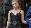 Et cela n'a pas manqué cette semaine, alors que la comédienne se rendait à l'avant première de son dernier blockbuster à Londres. Florence Pugh arborait sur le tapis rouge une tenue très moderne, et très épurée au niveau du haut, resserré sur la poitrine comme une brassière.