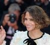 Halle Berry pose au naturel

Les fans ont rapidement inondé les commentaires de compliments. "Magnifique", "La plus incroyable Bond girl de tous les temps”, "L'une des plus belles femmes du monde", "Tu es tellement belle, exactement comme dans mes souvenirs de 007", peut-on lire sous la publication Instagram de la star. Halle Berry assume son corps et son âge, et ses dernières photos en bikini ne font que confirmer ce message. Récemment critiquée pour avoir dansé en bikini sur une vidéo, l'interprète de Catwoman a balayé les critiques âgistes d'un revers de la main, confiant : " La meilleure partie de la ménopause ? Je me fiche de tout. Je moque des avis. De jouer la petite coquette, pas question. Je bouge comme je veux, je porte ce que je veux, et je le fais pour moi."