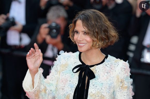Halle Berry pose au naturel

Les fans ont rapidement inondé les commentaires de compliments. "Magnifique", "La plus incroyable Bond girl de tous les temps”, "L'une des plus belles femmes du monde", "Tu es tellement belle, exactement comme dans mes souvenirs de 007", peut-on lire sous la publication Instagram de la star. Halle Berry assume son corps et son âge, et ses dernières photos en bikini ne font que confirmer ce message. Récemment critiquée pour avoir dansé en bikini sur une vidéo, l'interprète de Catwoman a balayé les critiques âgistes d'un revers de la main, confiant : " La meilleure partie de la ménopause ? Je me fiche de tout. Je moque des avis. De jouer la petite coquette, pas question. Je bouge comme je veux, je porte ce que je veux, et je le fais pour moi."