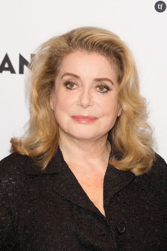 A revoir gratuitement en ligne, c'est un continuel vecteur à controverses, qui n'a de cesse de fasciner critiques et public plus de 50 ans après son agitée réception en salles. On parle là bien évidemment de l'inépuisable Belle de jour, adaptation par Luis Bunuel, apôtre du Surréalisme à la André Breton, des écrits de Joseph Kessel, et partition d'anthologie pour la grande Catherine Deneuve, qui incarne à l'écran une jeune bourgeoise "pervertie" par ses fantasmes et progressivement objet des désirs d'autrui.