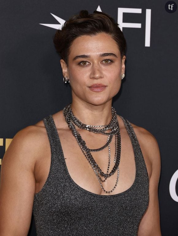 "Trop sexy" : cette star de Marvel se dévoile en naked dress et lingerie, ses fans célèbrent "la plus hot des scônes lesbiennes"