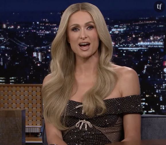 Oui oui, à un film retraçant sa courte vie. Trajectoire où il y a pourtant beaucoup à dire, contrairement à ce que pourraient croire ses détracteurs : ses blessures de jeunesse, son hyper sexualisation, la diffusion massive de ses images intimes, le vent de slut shaming ultraviolent dont elle a été victime (comme son amie Pamela Anderson), sa stature de femme d'affaires, son sacre à l'ère MTV avec The Simple Life... Ses déboires conjugaux, son rapport à la maternité, ses traumas (son passage en clinique) ou encore la manière dont le peuple américain la condamne toujours pour sa sexualité. Bref ! Elle raconte cela dans ses récentes Mémoires Et c'est justement et ouvrage qui intéresse énormément une très grande star américaine, plus jeune de 20 ans : Elle Fanning...