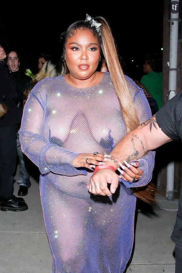 Lizzo, auparavant, s'était elle aussi vêtue d'une robe transparente afin de se rendre à l'anniversaire de Cardi B à Los Angeles, le 11 octobre 2021.