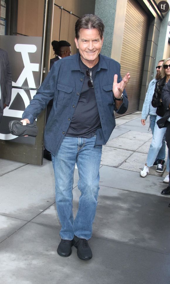 Où est Charlie ? Dans ce programme autobiographique qui suscite déjà des réactions exacerbées : un amour disproportionné de la part des fans, et des opinions plus modérées dans la presse. Voire carrément... Acerbes. Et tranchantes à souhait. Charlie Sheen scandalise, pour des raisons très précises. On vous explique...