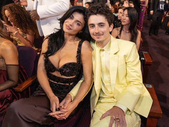 C'est l'un des looks récents les plus emblématiques de Kylie Jenner : cette belle création griffée Versace, revêtue par l'âme soeur de Timothée Chalamet lors de la dernière cérémonie des Golden Globes. Un look qui détonne et a beaucoup fait réagir, suscitant une flopée de commentaires pas toujours subtils... Sur le décolleté de la star de téléréalité.