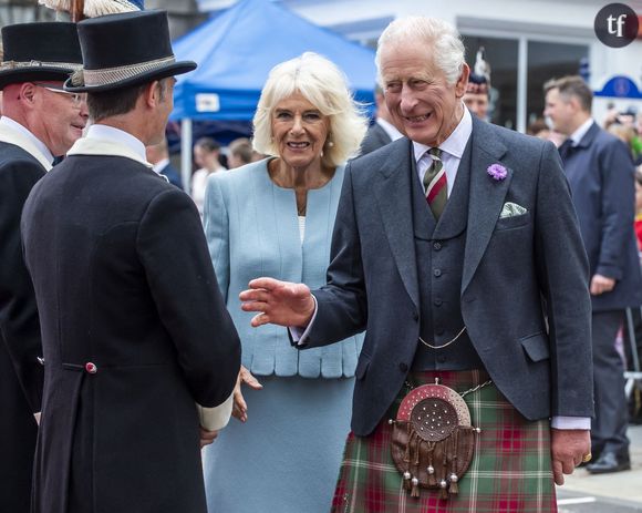 "Qui voudrait d'elle ?", "Le mec devait vraiment avoir faim", "Elle fait toujours sa victime", "Il n'y a que le train qui ne lui est pas passé dessus", "Ridicule", "Pourquoi sortir ça ?", "Comment va le train ?" Ca, c'est que l'on peut lire dans l'espace commentaires Instagram du magazine Paris Match. Les lecteurices de la revue ont réagi en abondance à ce témoignage.