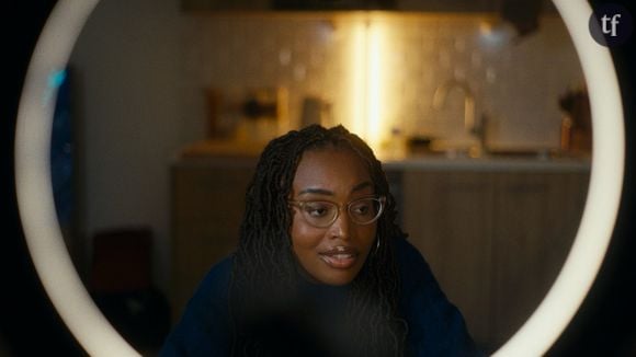 “Est-ce qu’on peut faire du true crime… Éthique ?”. 

Ca, c’est la grande question que se pose la vidéaste Liv, créatrice de contenus bien connue des amateurs d’histoires sordides, dans un documentaire captivant à découvrir sur francetv : Curiosité morbide. Elle ne doit pas être la seule à s’interroger. Sur TikTok, nombreuses sont les créatrices de contenus à “incarner” les enquêtes les plus macabres, à chaque fois qu’une série Netflix exploite le moindre fait divers.