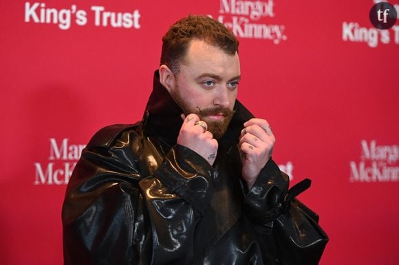 Sam Smith se retrouve au coeur d'une vidéo similaire, présentant ses changements physiques entre 208 et 2023... Quitte à engendrer une vague de critiques virulentes.