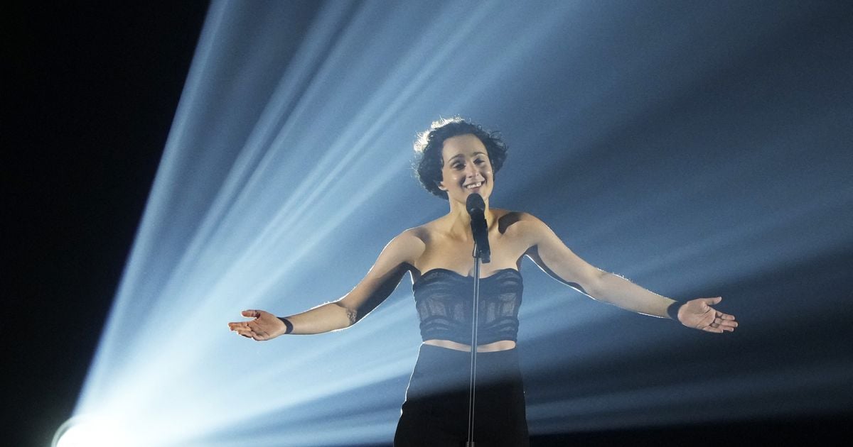 "Une robe transparente sur scène, des bouts d'adhésif sur mes seins, et on m'insulte !" : cette célèbre chanteuse dénonce le slut shaming