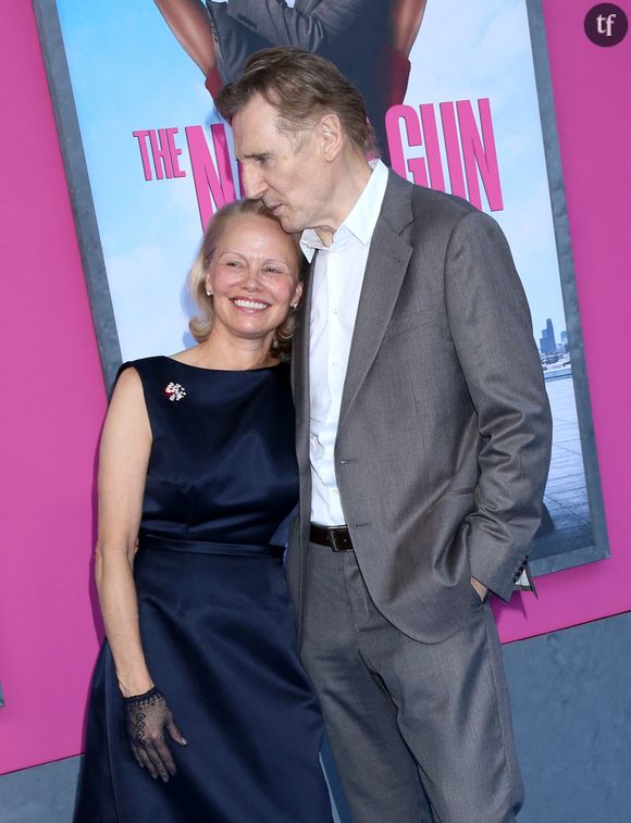 “Ils nous ont piégés !” : Pamela Anderson et Liam Neeson en couple uniquement pour la promotion de leur film ? Les fans sont en colère