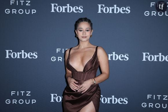 Sur les réseaux sociaux, les internautes sont nombreux à trouver que sa tenue ressemble à l'abaya, ce vêtement traditionnellement porté par les femmes bédouines ainsi que les femmes musulmanes.