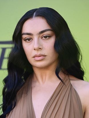 La popstar la plus punk pose seins nus aux Golden Globes, un geste féministe