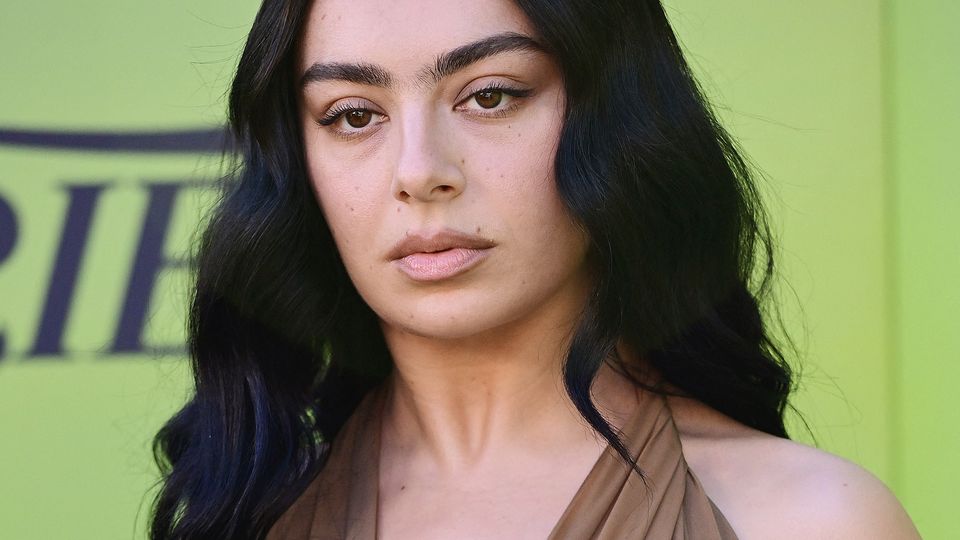 La popstar la plus punk pose seins nus aux Golden Globes, un geste féministe