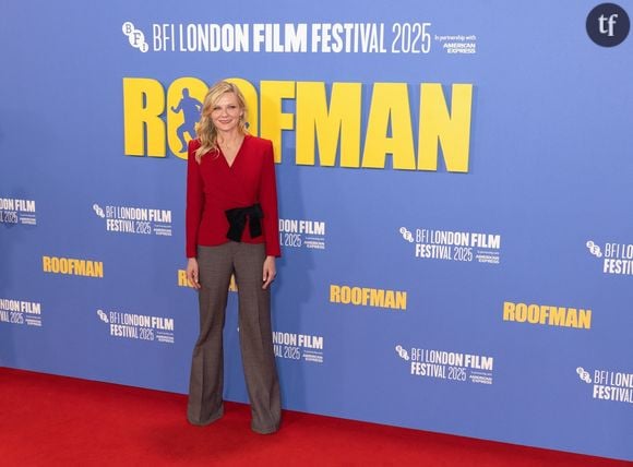 Une robe bleu clair brodée de pétales, rehaussée d'un nœud en velours noir qui semblait avoir été conçu sur mesure pour elle.