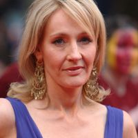 J.K. Rowling est transphobe, mais Emma Watson ne veut pas la "cancel" : elle dévoile son avis sur l'autrice controversée