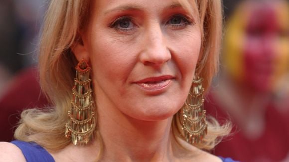 J.K. Rowling est transphobe, mais Emma Watson ne veut pas la "cancel" : elle dévoile son avis sur l'autrice controversée