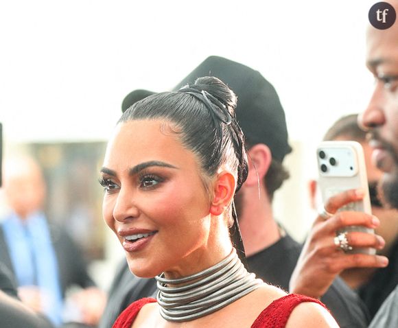 "C'est effrayant", "horrible" : Kim Kardashian trop vulgaire ? C’est le fashion faux-pas avec cette tenue spectaculaire