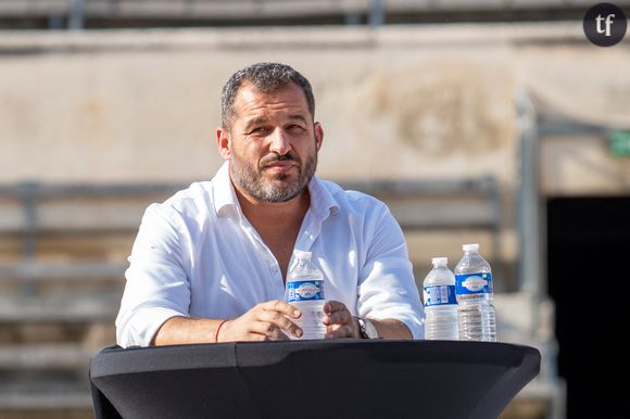 Après le scandale de violences physiques et sexuelles à Bétharram, la ministre de l'Éducation Élisabeth Borne a annoncé le déploiement de questionnaires à destination des élèves internes et de ceux ayant participé à des voyages scolaires. Cette mesure doit être mise en place à la rentrée prochaine dans les établissements scolaires mais elle sera testée dès juin prochain. 

Pour Sébastien Boueilh, "le questionnaire que propose Mme Borne est assez brutal". Si l'ancien rugbyman salue ce "nouveau canal de signalement", il regrette que le problème soit pris "à l'envers". "Sûrement que les mots qui sont dans ce questionnaire ou même les questions qui vont être posées, certaines seront fermées. On va orienter aussi la réponse de l'enfant. Donc ça peut tronquer le témoignage et je pense que ça peut mettre sous silence des victimes qui auraient vécu des choses sans pouvoir dénoncer", estime-t-il. "Il y a d'autres mesures à faire avant, notamment la formation et la prévention".