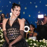 "On dirait une pu**", "honteux" : Dua Lipa ultra sexy sur scène, elle se fait clasher par la Team sexiste en commentaires (sans surprise)