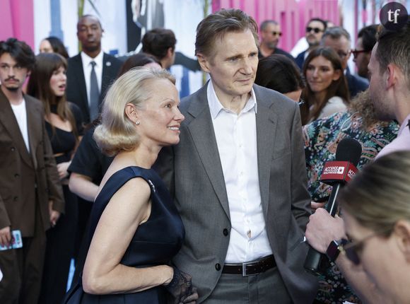 “Ils nous ont piégés !” : Pamela Anderson et Liam Neeson en couple uniquement pour la promotion de leur film ? Les fans sont en colère