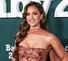 "Deux reines", "Iconiques", "C'est incroyable", "Juste adorable", "Les plus belles femmes de la planète enfin réunies", peut-on lire au gré du millier de commentaires rédigés. Des compliments adressés à Jessica Alba, dont les fans adulent l'évolution depuis son discret exil d'Hollywood, mais qui se destinent également à sa "BFF" d'un jour.