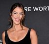 "Elle a oublié de s'habiller ?", "Il faut virer le maquilleur" : Iris Mittenaere prend la pose au défilé L'Oréal Paris, les internautes dézinguent son look "trop dénudé"