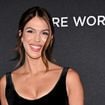 "Elle a oublié de s'habiller" : Iris Mittenaere défile mais les internautes dézinguent son look "trop dénudé"