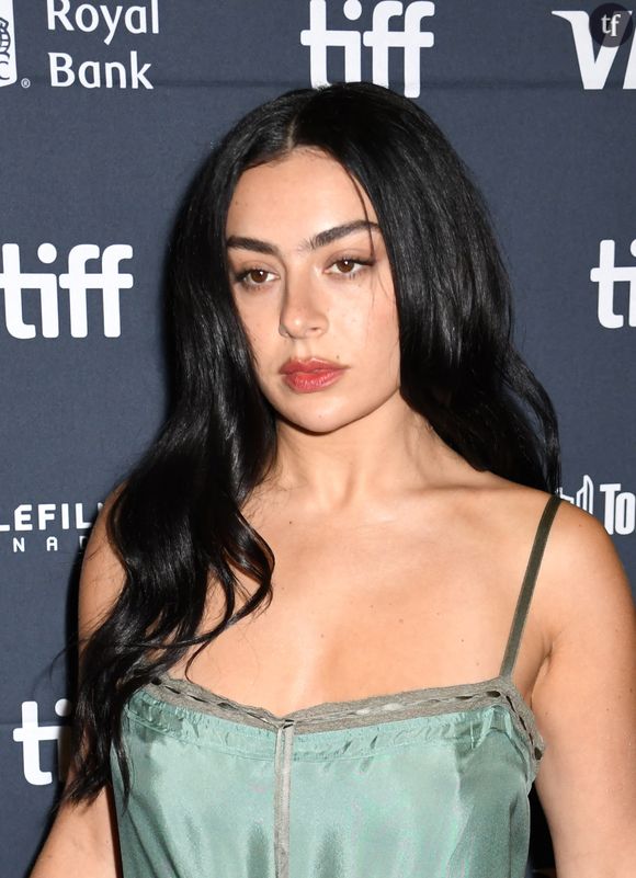 Charli xcx a de nouveau arboré la naked dress, cette robe toute en transparences que le Festival de Cannes voulait interdire, sur le tapis rouge, le week end dernier,