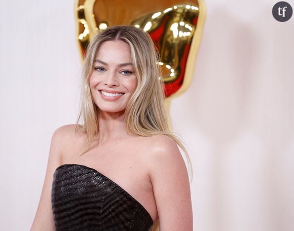 Un body shaming analogue à celui que subit Sydney Sweeney. En décembre 2024, des photos de Sydney Sweeney en bikini devenaient virales sur la toile, et notamment sur Twitter. Là-bas, machos et masculinistes n'en finissaient pas de déverser leur ire à l'encontre de la célèbre actrice et productrice influente.