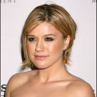 "Petits seins" : cette célèbre chanteuse dénonce l'attitude d'un porc de manageur