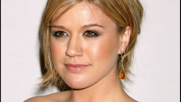 "Petits seins" : cette célèbre chanteuse dénonce l'attitude d'un porc de manageur