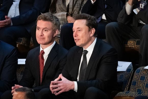 Elon Musk (à droite) s'entretient avec un autre invité avant le discours controversé du Premier ministre israélien Benjamin Netanyahu lors d'une session conjointe du Congrès à Washington, DC, États-Unis, le 24 juillet 2024.  La vice-présidente Kamala Harris et les dirigeants démocrates du Sénat ont refusé de jouer ce rôle pour le discours de M. Netanyahou, et de nombreux membres du Congrès ont boycotté la session.  Des millions d'Américains s'opposent à la nature de la réponse d'Israël à l'assassinat de 1 200 de ses citoyens par le Hamas le 7 octobre 2023.  Les représailles d'Israël ont tué plus de 38 000 Palestiniens, en ont blessé plus de 88 000 et en ont déplacé environ 1,9 million, selon les Nations unies. Photo by Allison Bailey/Middle East Images/ABACAPRESS.COM